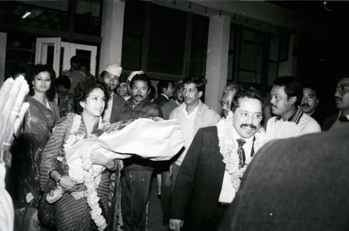 The President of Nepal Olympic Committee Sharad Chandra Shaha (right) along with his spouse Renu Shaha being warmly received on their arrival at Calcutta airport during the 3rd South Asia Federation Games, Calcutta, India, Nov 20 - 27, 1987